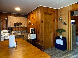 Blue waters resort cabin 7 (kitchen/dining area)