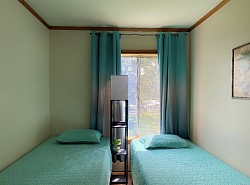 Blue waters resort cabin 9 - Front bedroom (2 twins)