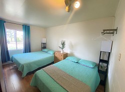 Blue waters resort cabin 9 -back bedroom (1 full, 1 queen)