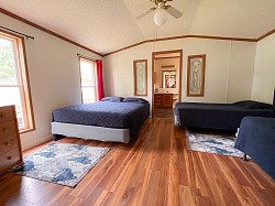 Blue waters resort cabin 10 (2nd bedroom - 1 queen & 2 twins)