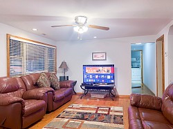 Blue Waters Resort Cabin 11 (Lakehouse) - Living room