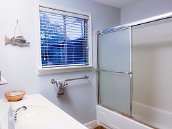 Blue Waters Resort Cabin 11 (Lakehouse) - 2nd bathroom & laundry room