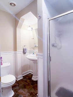 Blue Waters Resort Cabin 11 (Lakehouse) - masterbed bathroom