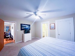 Blue Waters Resort Cabin 11 (Lakehouse) - master bedroom with Ling size bed